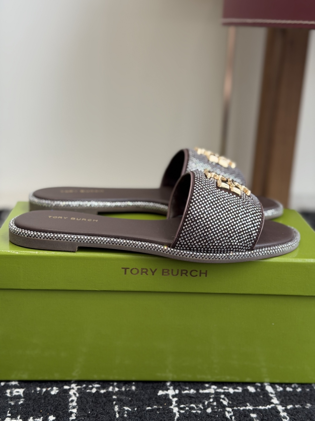 东莞代购级2026 新款tory burch（TB）Ines重工打造钻面 拖鞋，近年火爆圈的法棍工艺，搭