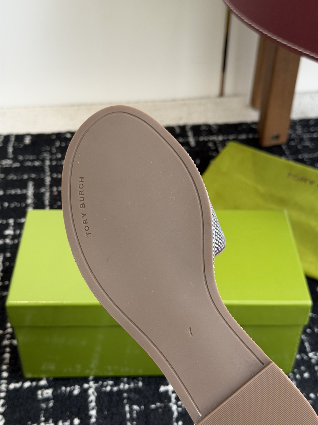 东莞代购级2026 新款tory burch（TB）Ines重工打造钻面 拖鞋，近年火爆圈的法棍工艺，搭
