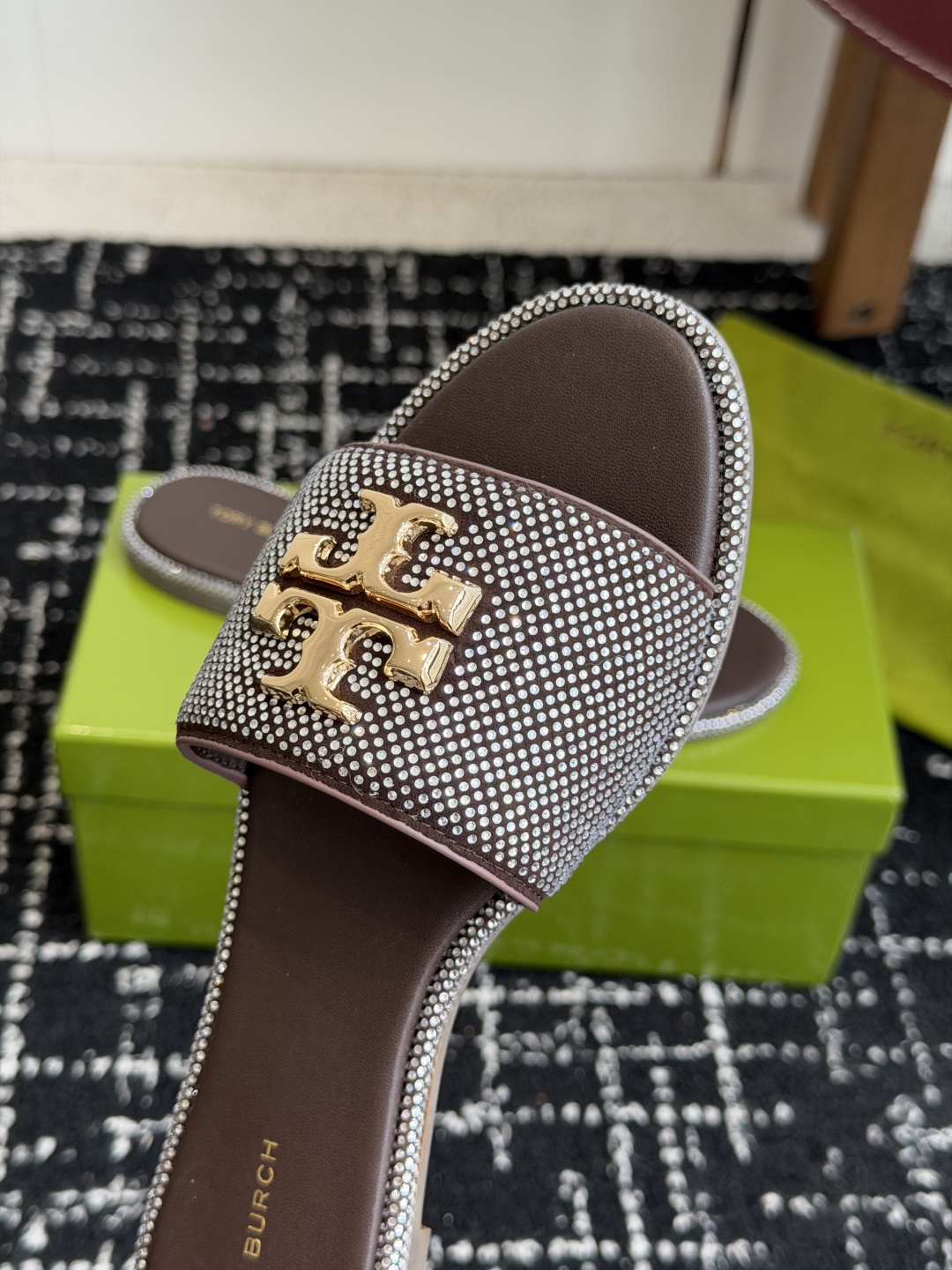 东莞代购级2026 新款tory burch（TB）Ines重工打造钻面 拖鞋，近年火爆圈的法棍工艺，搭