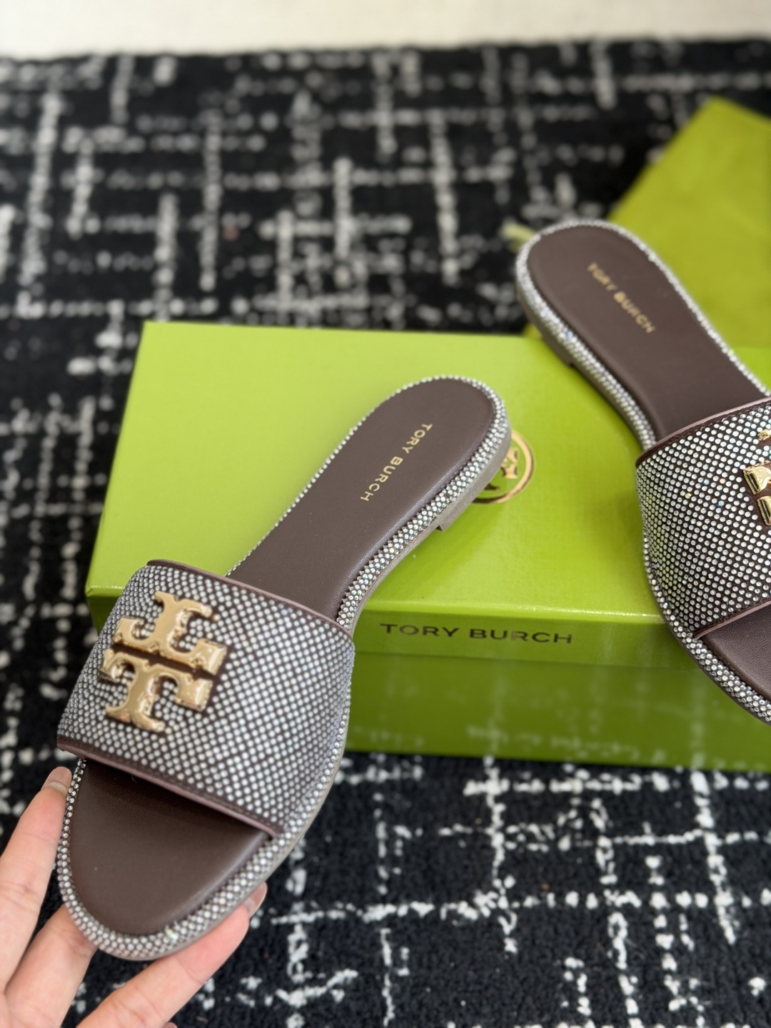 东莞代购级2026 新款tory burch（TB）Ines重工打造钻面 拖鞋，近年火爆圈的法棍工艺，搭