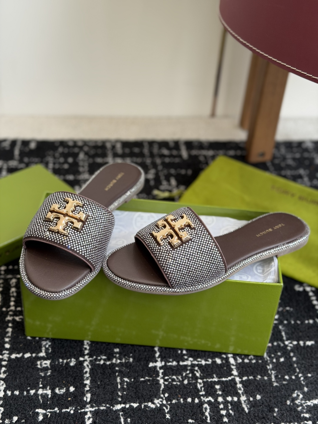 东莞代购级2026 新款tory burch（TB）Ines重工打造钻面 拖鞋，近年火爆圈的法棍工艺，搭