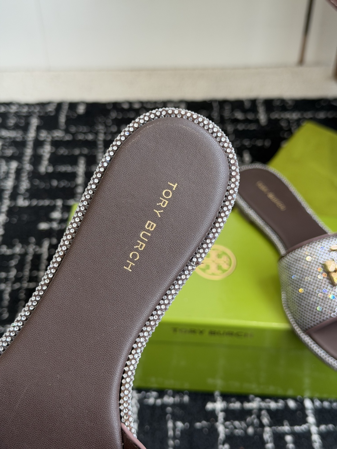 东莞代购级2026 新款tory burch（TB）Ines重工打造钻面 拖鞋，近年火爆圈的法棍工艺，搭