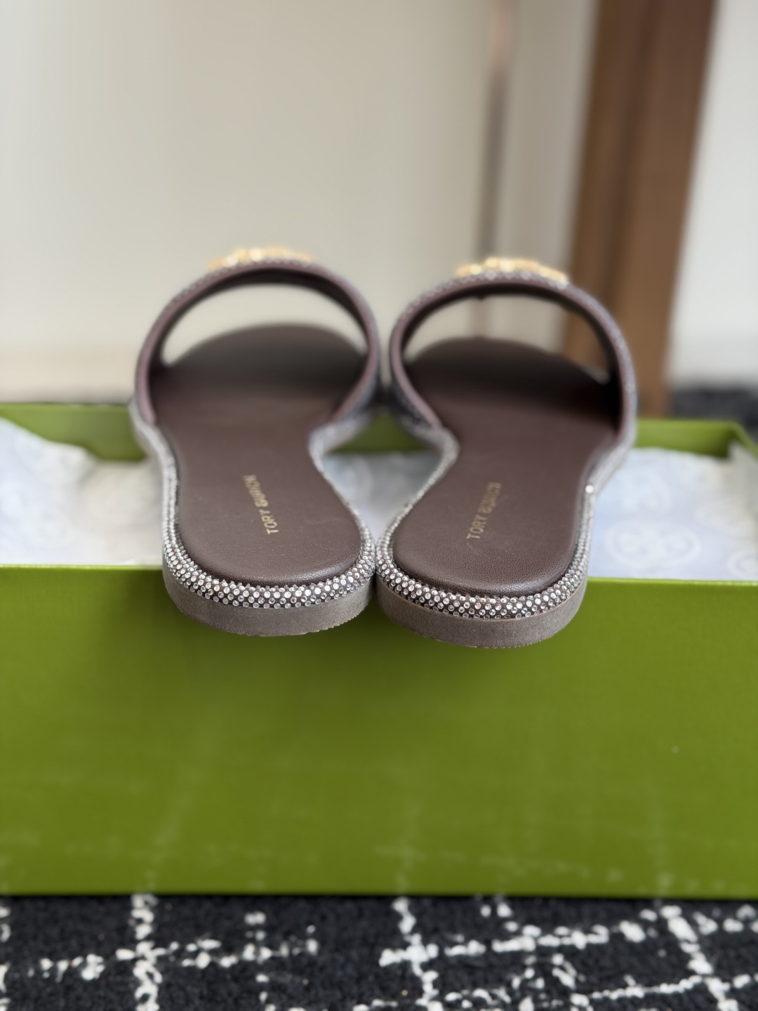 东莞代购级2026 新款tory burch（TB）Ines重工打造钻面 拖鞋，近年火爆圈的法棍工艺，搭