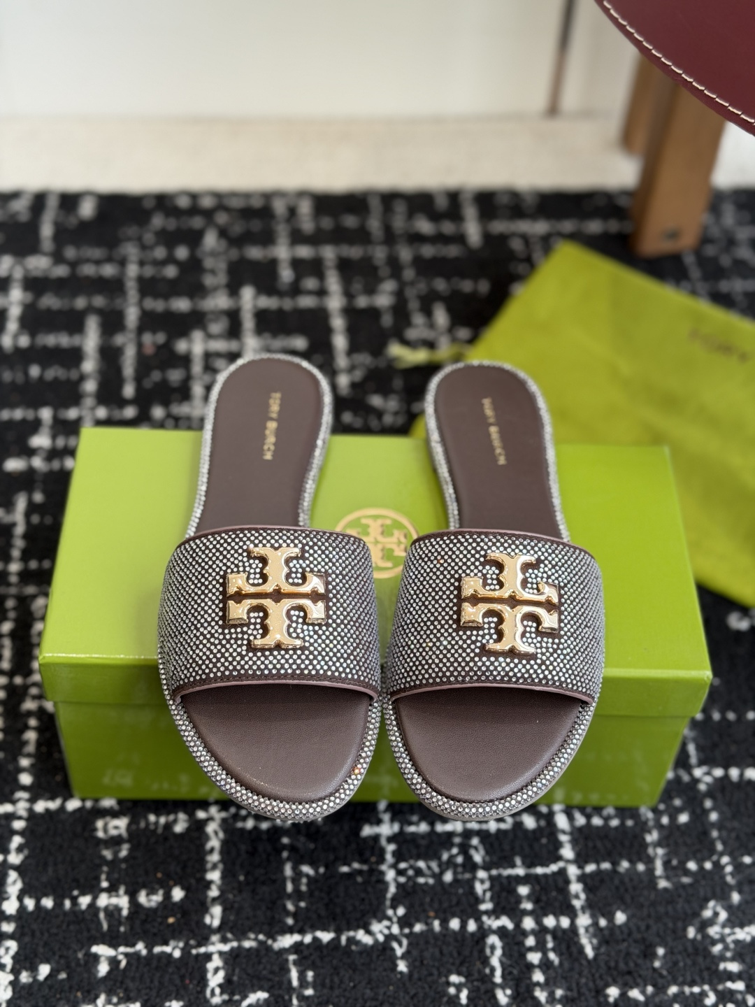 东莞代购级2026 新款tory burch（TB）Ines重工打造钻面 拖鞋，近年火爆圈的法棍工艺，搭