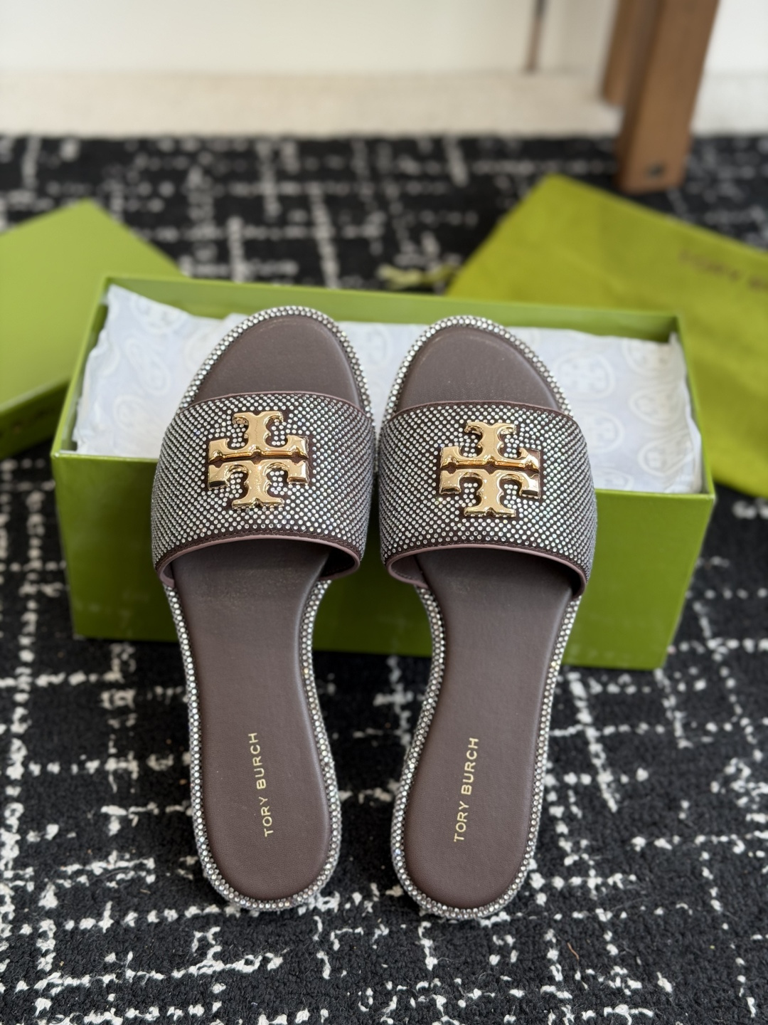 东莞代购级2026 新款tory burch（TB）Ines重工打造钻面 拖鞋，近年火爆圈的法棍工艺，搭