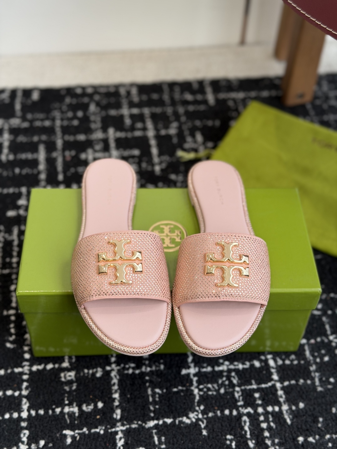 NO:814968,Dongguan purchasing agent 2026 new tory burch (TB) Ines heavy-duty diamond surface slippers, the French baguette craftsmanship that has become popular in recent years, with the iconic hardware LOGO, the overall outline is simple and fashionable, full of design sense, the strappy sandals reinterpret the deconstructed style, show the characteristics of the double T Logo, and release the casual style. Upper surface: crystal sheepskin, lining sheepskin, insole sheepskin, rubber sole  Code number 5=35,6=36,6.5=37,7.5=38,8=38.5,8.5=39,9=40,slippers,burberry,sandals,slippers,sheepskin19860909东莞代购级 2026 新款tory burch（TB）Ines重工打造钻面 拖鞋,近年火爆圈的法棍工艺,搭配标志性的五金LOGO,整体轮廓简约时尚,设计感十足,系带凉鞋焕新演绎解构风格,展现双 T Logo 特色,释放休闲格调. 帮面:水晶羊皮 内里羊皮 鞋垫羊皮 橡胶鞋底 码数5=35,6=36,6.5=37,7.5=38,8=38.5,8.5=39,9=40,拖鞋,burberry,sandals,slippers,sheepskin,Women's Shoes