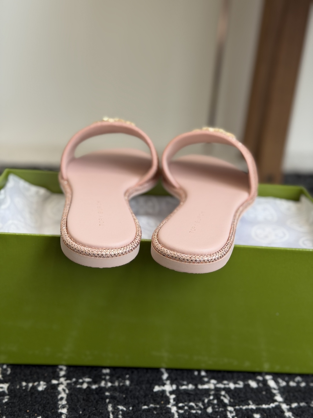 东莞代购级2026 新款tory burch（TB）Ines重工打造钻面 拖鞋，近年火爆圈的法棍工艺，搭
