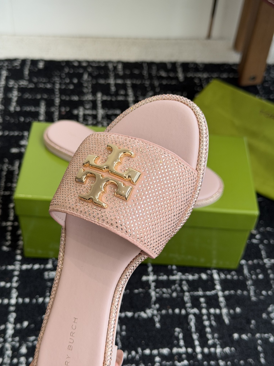 东莞代购级2026 新款tory burch（TB）Ines重工打造钻面 拖鞋，近年火爆圈的法棍工艺，搭