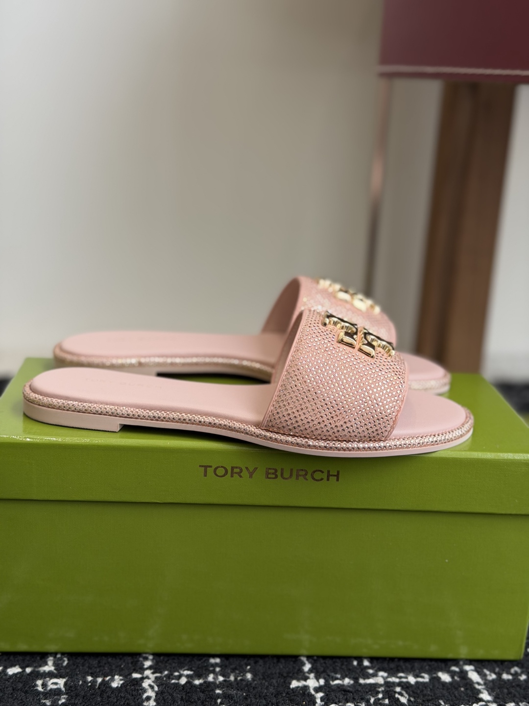 东莞代购级2026 新款tory burch（TB）Ines重工打造钻面 拖鞋，近年火爆圈的法棍工艺，搭