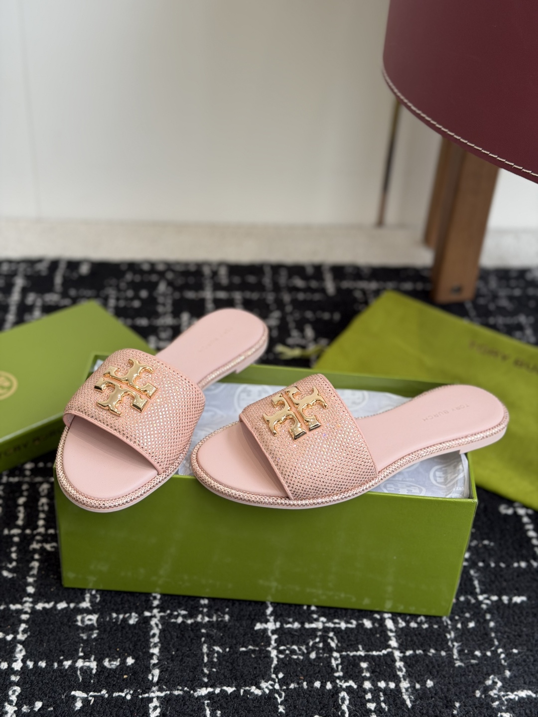 东莞代购级2026 新款tory burch（TB）Ines重工打造钻面 拖鞋，近年火爆圈的法棍工艺，搭