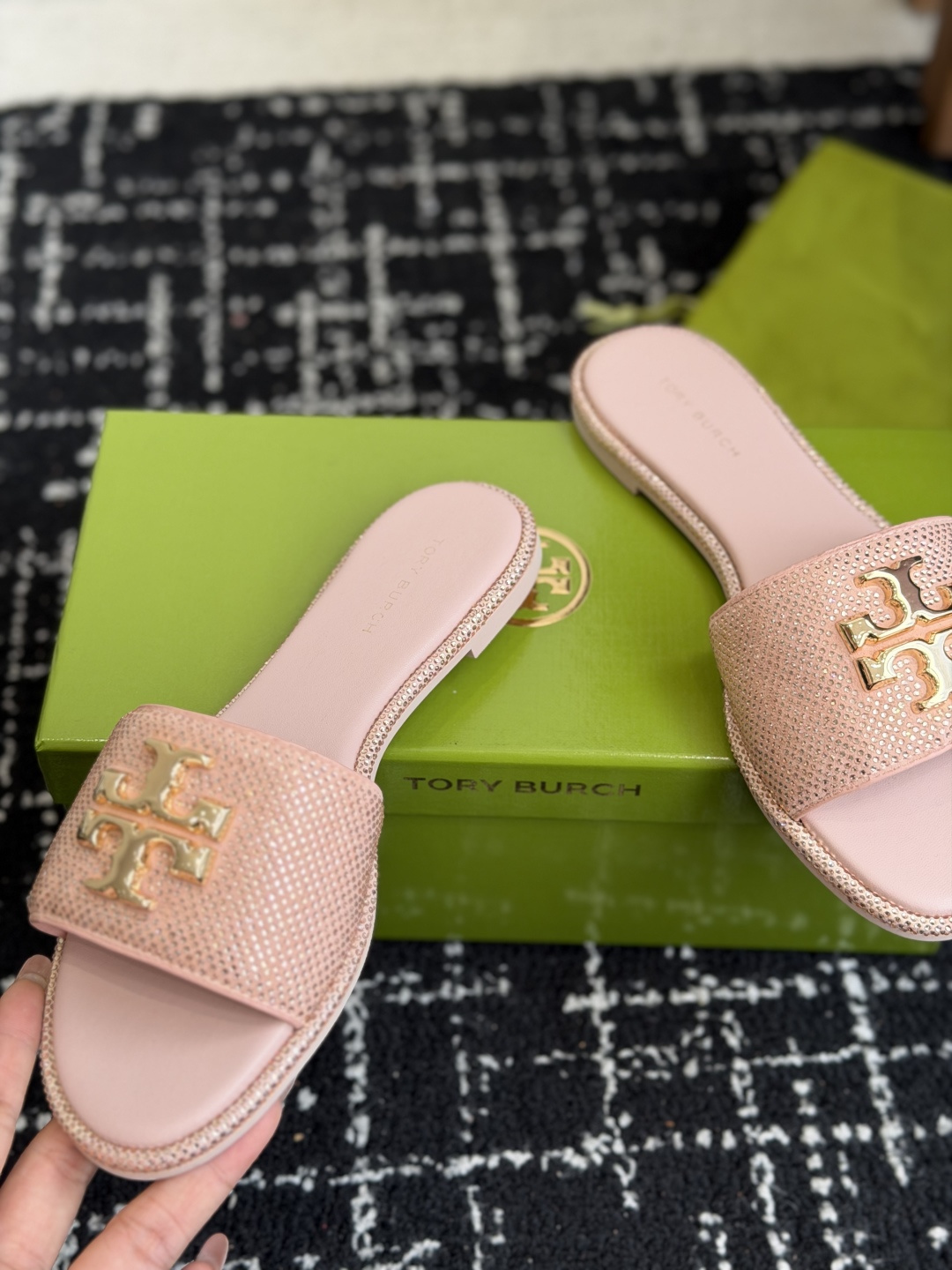 东莞代购级2026 新款tory burch（TB）Ines重工打造钻面 拖鞋，近年火爆圈的法棍工艺，搭