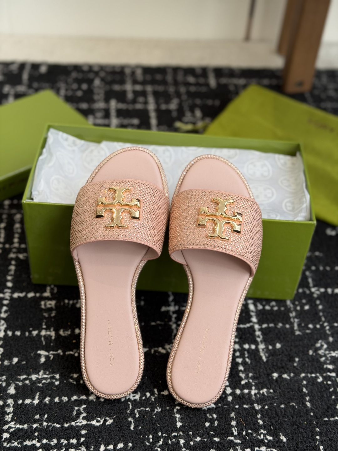 东莞代购级2026 新款tory burch（TB）Ines重工打造钻面 拖鞋，近年火爆圈的法棍工艺，搭