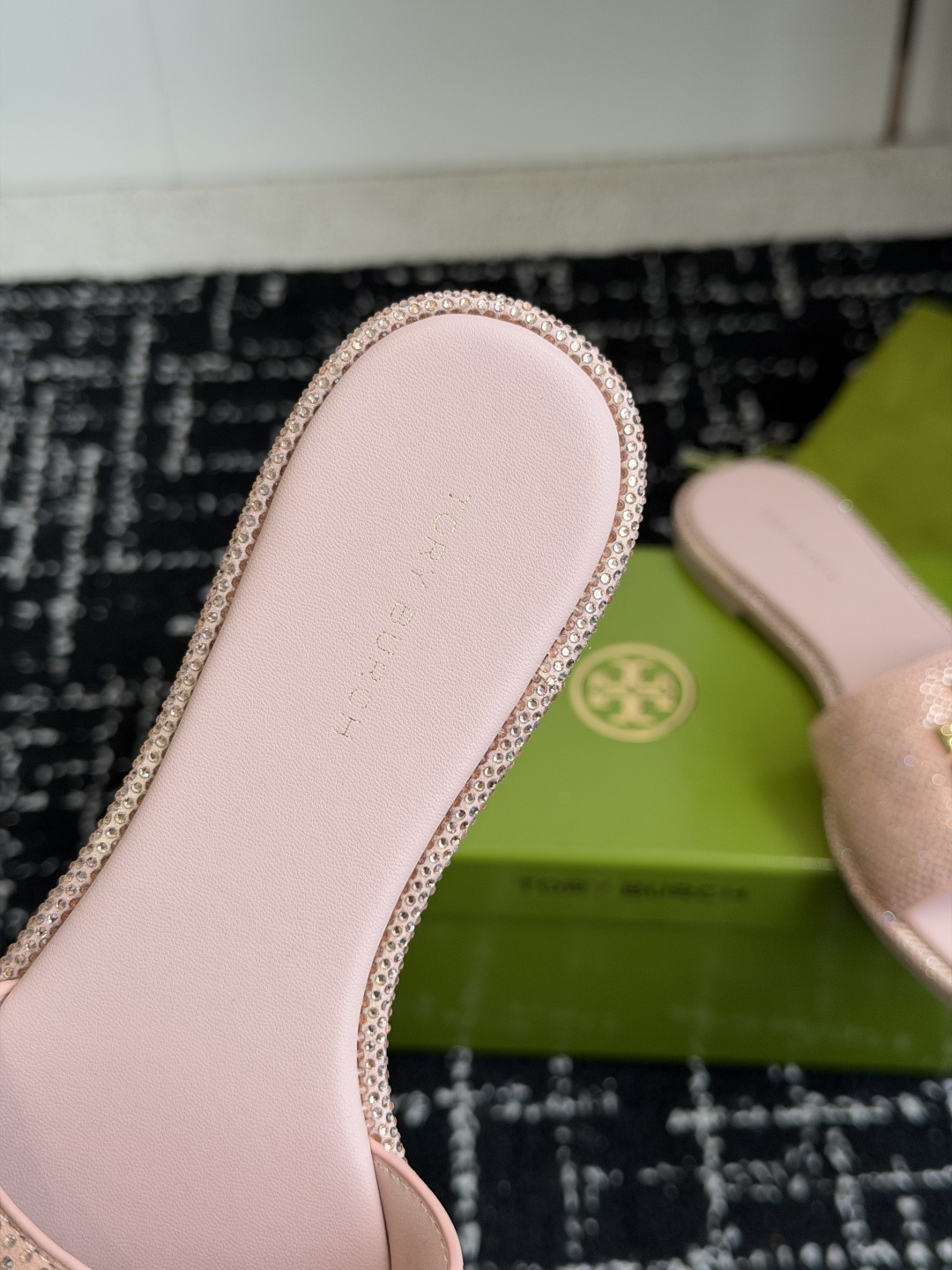 东莞代购级2026 新款tory burch（TB）Ines重工打造钻面 拖鞋，近年火爆圈的法棍工艺，搭