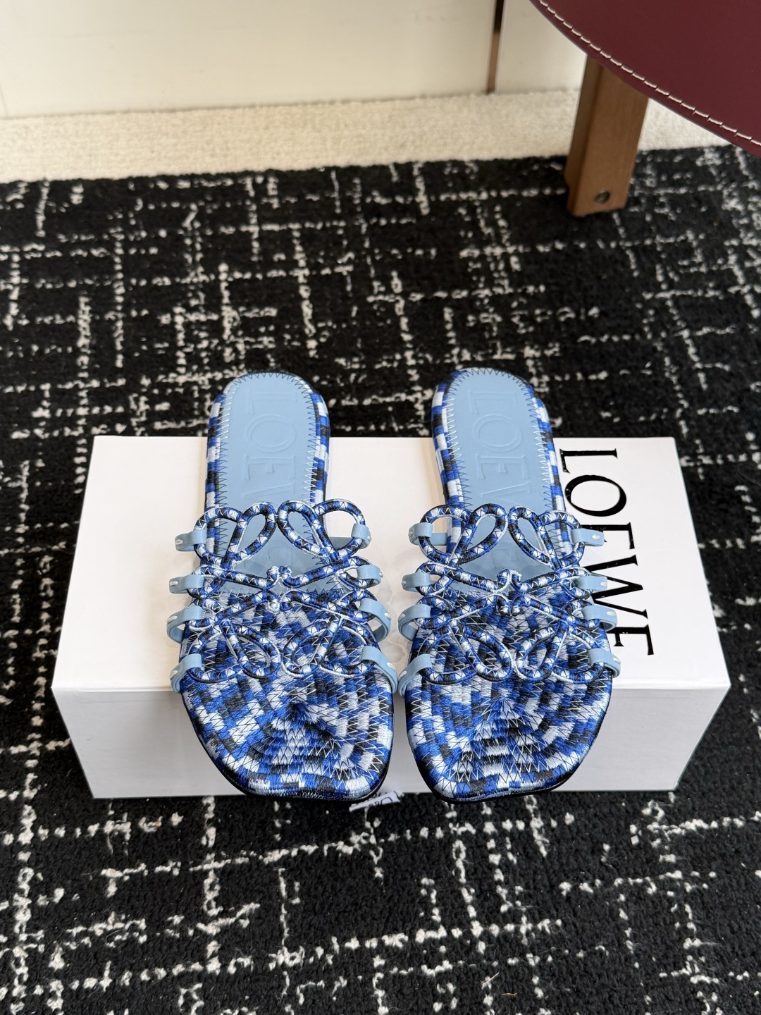 NO:814970,Purchasing-grade LOEWE 26ss new slippers, popular model on Xiaohongshu and the Internet. A hot slipper recently. Super cute. A must-have for fashionistas. It has no complicated decorations and a great vintage feel. Pure and minimalist, clean and poetic. Super versatile. Fabric imported sheepskin. Sheepskin padding. Outsole Italian imported genuine leather outsole. High flat heel. Size35-42  (40.41.42 Customized), slippers, loewe, loewe, slippers, sheepskin, Leather soles19860909代购级 LOEWE 罗意威 26ss 新款拖鞋 小红书、外网火爆款 最近大热的一款拖鞋 超级可爱 时髦精绝对不能错过的必入款,没有任何繁杂装饰,质感极好的vintage感,纯粹和极简做得利落又诗意 超级百搭款  面料进口羊皮 垫脚羊皮 大底意大利进口真皮大底 跟高平底 Size35-42 (40.41.42订做）,拖鞋,loewe,loewe,slippers,sheepskin,Leather soles,Women's Shoes