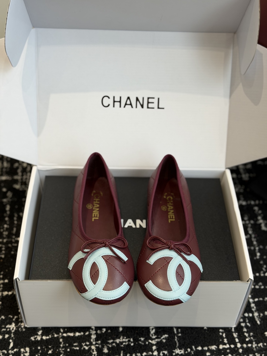 代购级Chanel 26ss 春夏系列芭蕾舞鞋复古款来袭非常火的大双C设计手工车线非常耗时耗力面料：进口