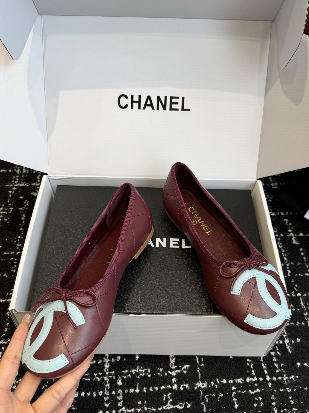 代购级Chanel 26ss 春夏系列芭蕾舞鞋复古款来袭非常火的大双C设计手工车线非常耗时耗力面料:进口 代购级Chanel 26ss 春夏系列芭蕾舞鞋复古款来袭非常火的大双C设计手工车线非常耗时耗力面料:进口