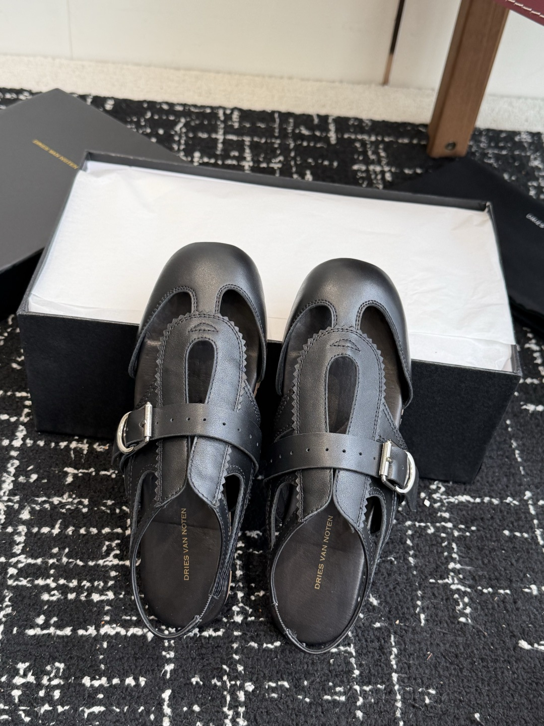 NO:814966,Purchasing agent level Dries Van Noten·DVN 26ss new couple style retro leather shoes with hollow backs. DVN’s hollow back shoes are so beautiful. Dries always bring me surprises. Size #Female 35-40 #39-45 (Female 40, Male 45 custom-made, non-refundable), sandals, sandals19860909代购级 Dries Van Noten·DVN 26ss 新款 情侣款 复古后空皮鞋 dvn的后空鞋也太美了吧 dries 总会给我带来惊喜 Size#女35-40 #39-45（女40 男45订做不退换）,凉鞋,sandals,Women's Shoes