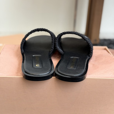 代购级Miu Miu 重工编织 拖鞋 百搭时髦单品!集低调奢华的一字潮拖,可盐可甜!随意搭配怎么穿都 代购级Miu Miu 重工编织 拖鞋 百搭时髦单品!集低调奢华的一字潮拖,可盐可甜!随意搭配怎么穿都