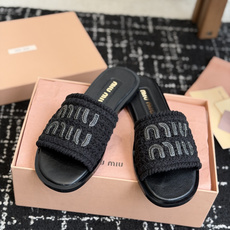 代购级Miu Miu 重工编织 拖鞋 百搭时髦单品!集低调奢华的一字潮拖,可盐可甜!随意搭配怎么穿都 代购级Miu Miu 重工编织 拖鞋 百搭时髦单品!集低调奢华的一字潮拖,可盐可甜!随意搭配怎么穿都