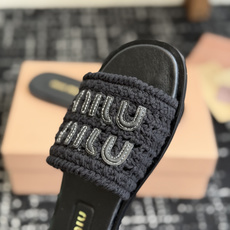 代购级Miu Miu 重工编织 拖鞋 百搭时髦单品!集低调奢华的一字潮拖,可盐可甜!随意搭配怎么穿都 代购级Miu Miu 重工编织 拖鞋 百搭时髦单品!集低调奢华的一字潮拖,可盐可甜!随意搭配怎么穿都