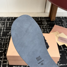 代购级Miu Miu 重工编织 拖鞋 百搭时髦单品!集低调奢华的一字潮拖,可盐可甜!随意搭配怎么穿都 代购级Miu Miu 重工编织 拖鞋 百搭时髦单品!集低调奢华的一字潮拖,可盐可甜!随意搭配怎么穿都