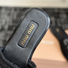 代购级Miu Miu 重工编织 拖鞋 百搭时髦单品!集低调奢华的一字潮拖,可盐可甜!随意搭配怎么穿都 代购级Miu Miu 重工编织 拖鞋 百搭时髦单品!集低调奢华的一字潮拖,可盐可甜!随意搭配怎么穿都