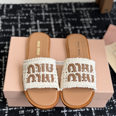 代购级Miu Miu 重工编织 拖鞋 百搭时髦单品!集低调奢华的一字潮拖,可盐可甜!随意搭配怎么穿都 代购级Miu Miu 重工编织 拖鞋 百搭时髦单品!集低调奢华的一字潮拖,可盐可甜!随意搭配怎么穿都