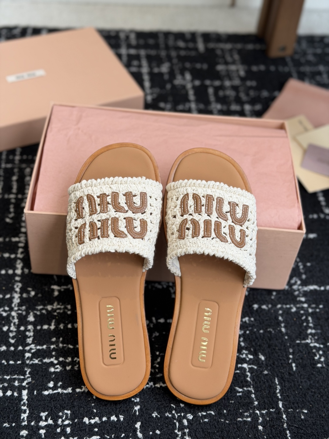 NO:814964,Purchasing agent Miu Miu 25ss heavy-woven slippers, versatile and fashionable items!  The low-key luxury one-line trendy slippers are both salty and sweet!  It looks good in any combination. Hand-woven upper, lining/foot-padding sheepskin, Italian genuine leather outsole, Size#35-42 (40, 41, 42, custom-made, non-refundable), slippers, miumiu, slippers, sheepskin, Leather soles19860909代购级 Miu Miu 25ss 重工编织 拖鞋 百搭时髦单品！ 集低调奢华的一字潮拖,可盐可甜！随意搭配怎么穿都好看 鞋面手工编织鞋面 内里/垫脚羊皮 大底意大利真皮大底 Size#35-42（40 41 42定做不退换）,拖鞋,miumiu,slippers,sheepskin,Leather soles,Women's Shoes