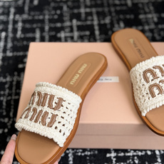 代购级Miu Miu 重工编织 拖鞋 百搭时髦单品!集低调奢华的一字潮拖,可盐可甜!随意搭配怎么穿都 代购级Miu Miu 重工编织 拖鞋 百搭时髦单品!集低调奢华的一字潮拖,可盐可甜!随意搭配怎么穿都
