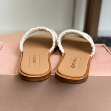 代购级Miu Miu 重工编织 拖鞋 百搭时髦单品!集低调奢华的一字潮拖,可盐可甜!随意搭配怎么穿都 代购级Miu Miu 重工编织 拖鞋 百搭时髦单品!集低调奢华的一字潮拖,可盐可甜!随意搭配怎么穿都