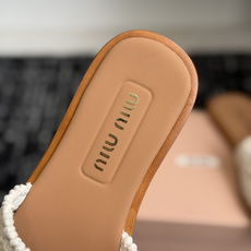 代购级Miu Miu 重工编织 拖鞋 百搭时髦单品!集低调奢华的一字潮拖,可盐可甜!随意搭配怎么穿都 代购级Miu Miu 重工编织 拖鞋 百搭时髦单品!集低调奢华的一字潮拖,可盐可甜!随意搭配怎么穿都
