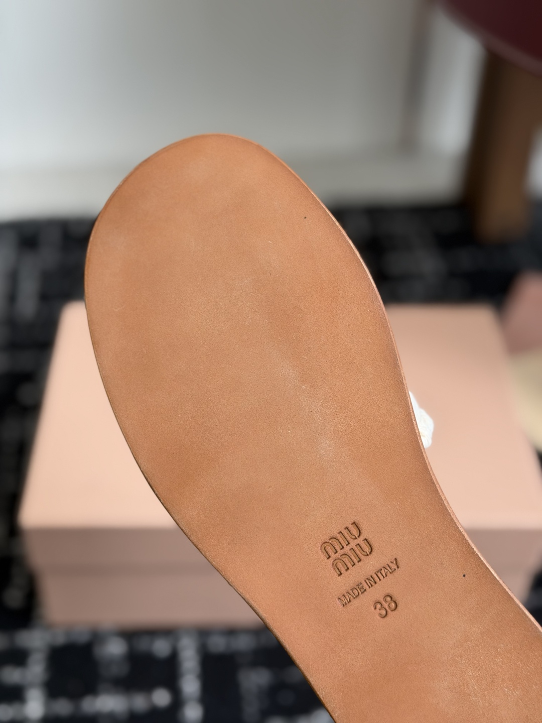 代购级Miu Miu 重工编织 拖鞋 百搭时髦单品!集低调奢华的一字潮拖,可盐可甜!随意搭配怎么穿都 代购级Miu Miu 重工编织 拖鞋 百搭时髦单品!集低调奢华的一字潮拖,可盐可甜!随意搭配怎么穿都