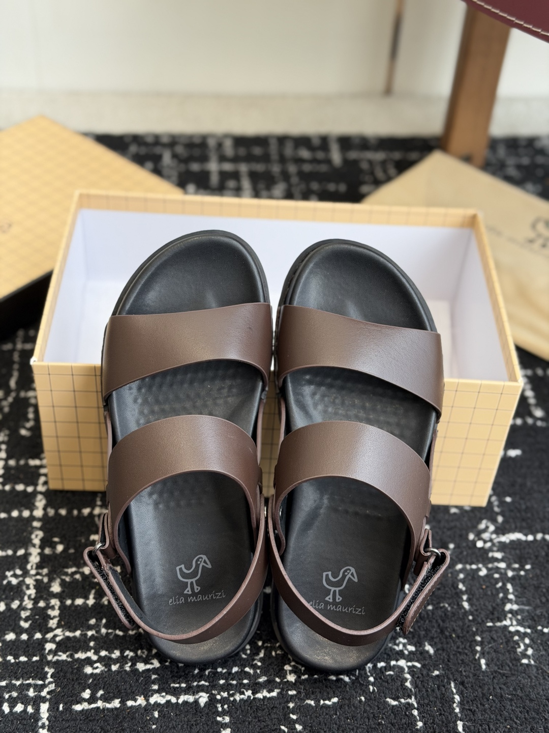 NO:814962,Dongguan purchasing agent genuine Italian Elia Maurizi Elia men's casual sandals Elia Maurizi was born in the small town of Montegranaro in the Marche region of Italy. It is a handmade shoe brand with three generations of inheritance. It is made of matte black first-layer cowhide, retaining the natural texture of the leather, and has texture over time. The neat double strap + adjustable metal buckle back strap design can be worn as a slipper, adapts to a variety of foot types, and has both a sense of wrapping and breathability.  Handmade stitching outlines the silhouette of the shoe body, and the low-heeled thick-soled insole fits the arch of the foot, making it easy to walk for a long time without burden. The all-black matte texture makes it easy to pick out either style or outfit, and will keep you relaxed all summer long.  The all-black matte cowhide texture is full of texture, without extra decoration, but it comes with a cool and high-end filter. The design of the adjustable back strap can be perfectly adapted to wide and thin feet, and the soft thick-soled insole can drive and walk all day without grinding the feet. Whether it is worn with jeans, casual pants, or shorts, it can be easily worn with a relaxed Italian laziness. Fabric Original cowhide leather Outsole Rubber outsole  Size 38-45, slippers, sandals, slippers, shorts, jeans, cowhide19860909东莞代购级 纯原意大利Elia Maurizi埃利亚男士休闲凉拖鞋 Elia Maurizi 诞生于意大利马尔凯大区的Montegranaro小镇,是拥有三代传承的手工制鞋品牌. 通体哑光黑头层牛皮,保留皮革天然肌理,越穿越有质感,利落双带+可调节金属扣后绊带设计可以当拖鞋穿,适配多种脚型,兼顾包裹感与透气性 手工车线勾勒鞋身轮廓,低跟厚底鞋垫贴合足弓,久走无负担,全黑哑光质感,不挑风格不挑穿搭,承包你整个夏天的松弛感, 全黑哑光牛皮质感拉满,没有多余装饰,却自带清冷高级滤镜.可调节后绊带的设计,脚宽脚瘦都能完美适配,软乎乎的厚底鞋垫,开车走路一整天也不磨脚.不管是配牛仔裤、休闲裤,短裤都能轻松穿出松弛的意大利慵懒感. 面料原厂牛皮 大底橡胶大底 码数38-45,拖鞋凉鞋,sandals,slippers,shorts,jeans,cowhide,Women's Shoes
