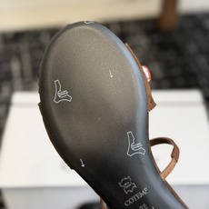 代购级cotemp oiseau26春夏新款宝石一字带布洛克雕花凉鞋:甄选细腻羊麂皮,自带哑光柔和质感, 代购级cotemp oiseau26春夏新款宝石一字带布洛克雕花凉鞋:甄选细腻羊麂皮,自带哑光柔和质感,