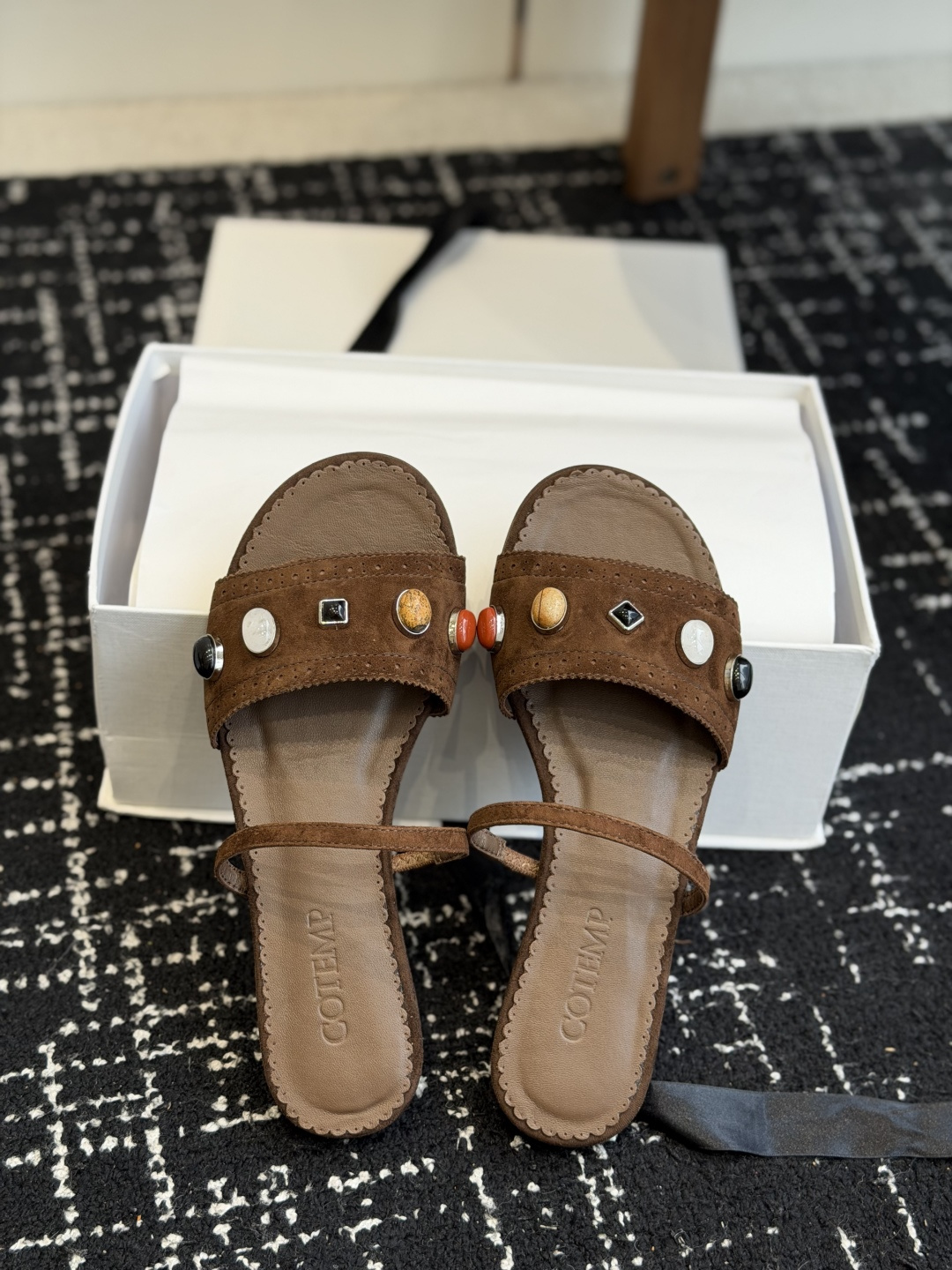 NO:814960,Purchasing-grade cotemp oiseau26 new spring and summer gemstone one-strap brogue carved sandals are made of fine sheep suede, with a matte soft texture. The geometric-shaped metal accessories and rivet-fixed inlaid gemstones are staggered on the wide one-strap upper. The natural curved gemstones reflect the beautiful luster in the light. The brogue carvings show more exquisite details and reveal texture in a low-key manner. The one-strap elastic design further improves the stability of the package and makes it more elegant in retro fashion.  !  The heel height is 1cm and 3cm. The outsole is made of Italian genuine leather. The upper stones are all natural stones, which have a sense of luster. The inner foot pads are all made of customized sheepskin. Size 35-40 (40 customized), slippers, sandals, slippers, sheepskin, chamois leather19860909代购级 cotemp oiseau26春夏新款宝石一字带布洛克雕花凉鞋甄选细腻羊麂皮,自带哑光柔和质感,几何轮廓的金属配饰与铆钉固定的镶嵌宝石错落排布于宽一字带鞋面之上,天然弧面宝石在光线下反射出要绝美光泽,布洛克雕花更显细节精致,低调中透露质感,一字带弹力设计更加提升包裹稳定性,复古时髦中更显优雅气质 ！ 跟高1cm与3cm 大底意大利真皮底 鞋面宝石均使用天然原石,自带光泽感 内里垫脚均使用定制羊皮 码数35-40（40定制）,拖鞋,sandals,slippers,sheepskin,chamois leather,Women's Shoes