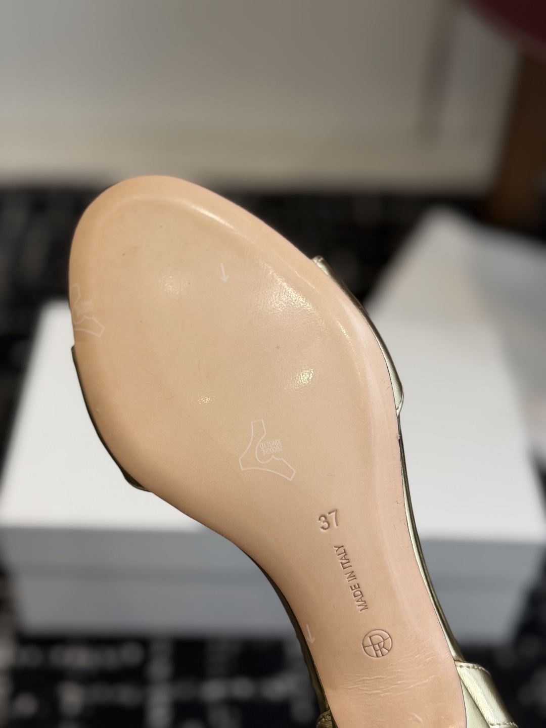 东莞代购级The row 26ss 新款性感细带凉鞋细带凉鞋只服the row 一如既往的简单，超强设计