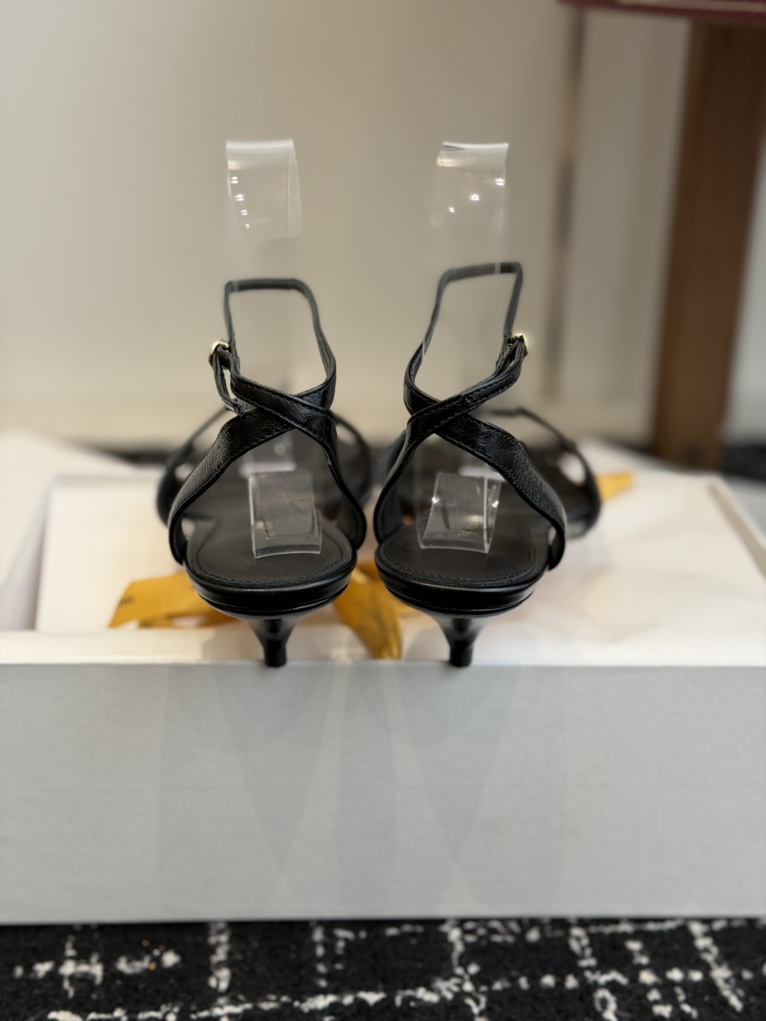 东莞代购级The row 26ss 新款性感细带凉鞋细带凉鞋只服the row 一如既往的简单，超强设计