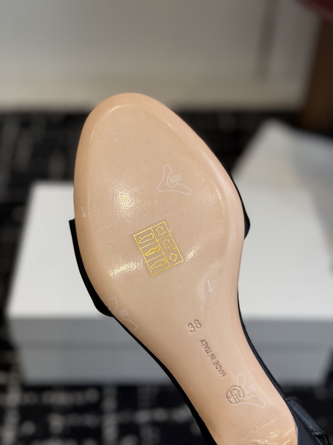 东莞代购级The row 26ss 新款性感细带凉鞋细带凉鞋只服the row 一如既往的简单，超强设计