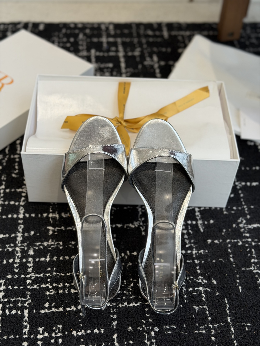 NO:814954,Dongguan purchasing agent The row 26ss new sexy thin strap sandals. Thin strap sandals are only suitable for the row. They are as simple as ever, with a strong sense of design and simple and smooth lines. Although there are not too many elements to embellish, there are only two thin straps to support the upper, but they are really high-end and versatile. The best sandals. Beautiful shoes that light up the whole summer. 1:1 customized cowhide fabric, sheepskin lining, genuine leather outsole imported from Italy.  Size#35-40 (40 orders are not returnable), high heels and sandals, sandals, high heels, cowhide, sheepskin, Leather soles19860909东莞代购级 The row 26ss 新款性感细带凉鞋 细带凉鞋只服the row 一如既往的简单,超强设计感,线条简洁流畅 虽然没有过多的元素点缀,只有两根细带支撑鞋面,但真的很高级很百搭 凉鞋极品 美不胜收的鞋 点亮整个夏日 1:1订制牛皮面料 羊皮内里 意大利进口真皮大底 Size#35-40（40订做不退换）,高跟鞋凉鞋,sandals,high heels,cowhide,sheepskin,Leather soles,Women's Shoes