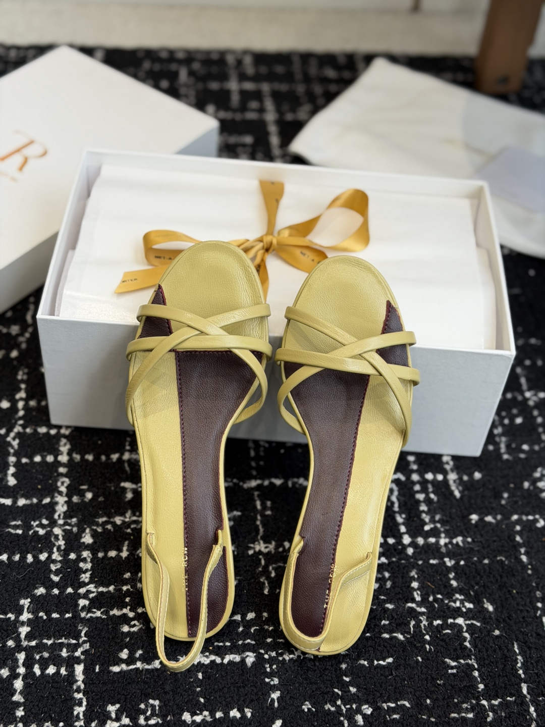 NO:814956,Dongguan purchasing agent The row 26 new sexy thin strap sandals and slippers. Thin strap sandals are only for the row. They are as simple as ever, with super strong design and simple and smooth lines. Although there are not too many elements to embellish, there are only two thin straps to support the upper, but they are really high-end and versatile. The best sandals. Beautiful shoes that light up the whole summer. 1:1 customized cowhide fabric, sheepskin lining, genuine leather outsole imported from Italy.  Size#35-40 (40 customized, non-refundable), high heels and sandals, sandals, high heels, slippers, cowhide, sheepskin, Leather soles19860909东莞代购级 The row 26新款性感细带凉鞋拖鞋 细带凉鞋只服the row 一如既往的简单,超强设计感,线条简洁流畅 虽然没有过多的元素点缀,只有两根细带支撑鞋面,但真的很高级很百搭 凉鞋极品 美不胜收的鞋 点亮整个夏日 1:1订制牛皮面料 羊皮内里 意大利进口真皮大底 Size#35-40（40定做不退换）,高跟鞋凉鞋,sandals,high heels,slippers,cowhide,sheepskin,Leather soles,Women's Shoes