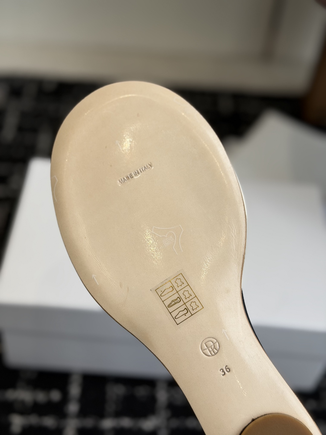 代购级The Row 简约大气 26ss 春夏新款 包头拖 半拖偏爱 The Row 这种不张扬的质感。 代购级The Row 简约大气 26ss 春夏新款 包头拖 半拖偏爱 The Row 这种不张扬的质感。