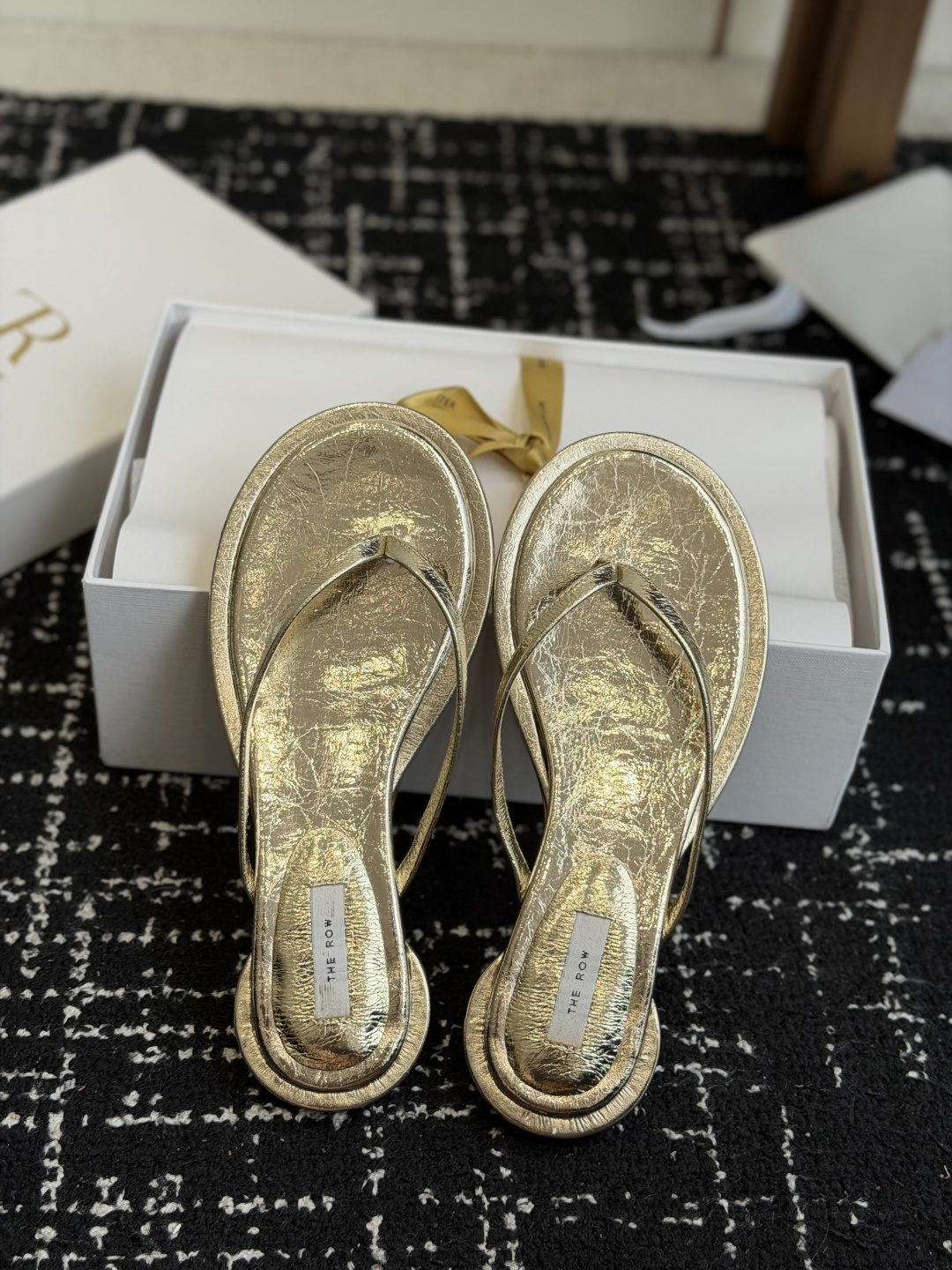 NO:814969,Purchasing agent level The row2025 new niche design French flip-flops for women, this pair of genuine leather is simply the dream shoe of the year. It exudes a sense of high-end from the inside out. Whether it is daily at home or wandering on the street, this flip-flop will bring you extraordinary wearing enjoyment and fashion experience!  Fabric Sheepskin Lining Sheepskin Sole Italian imported genuine leather sole Size35-41 (customized for 40, 41), split-toe shoes, slippers, sheepskin19860909代购级 The row2025新款小众设计法式夹脚拖鞋女,真皮这双简直就是年度梦中情鞋 年度必入高级感从里到外散发了 无论是日常居家还是闲逛街头,这款夹趾人字拖将为您带来非凡的穿着享受与时尚体验！ 面料羊皮 内里羊皮 鞋底意大利进口真皮鞋底 Size35-41（40、41定制）,分趾鞋,slippers,sheepskin,Women's Shoes