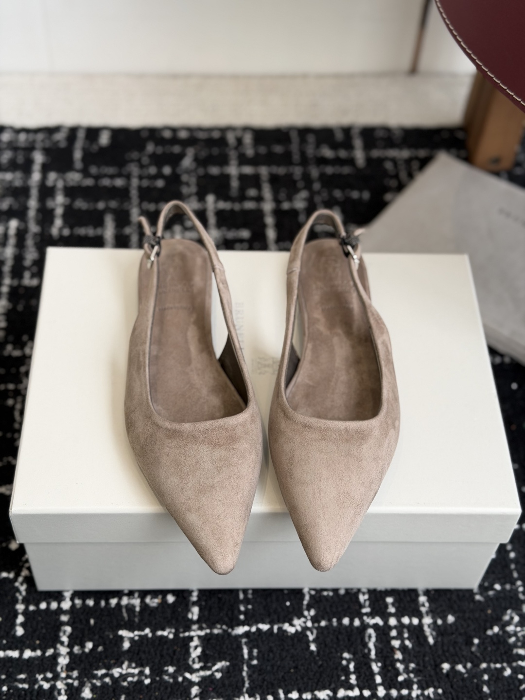 NO:814967,Purchasing agent BRUNELLO CUCINELLI new grass woven BC flat sandals bc are very tasteful!  It also looks great worn with a pair of socks, and looks great worn with jeans!  As one of women's favorite brands, every model they sell is truly addictive. It is an indispensable item for girls' shoe cabinets. BC is a well-known Italian brand with minimalist style and purely handmade bead chain accessories!  Retro and high-end!  Simple and elegant, it is a very attractive style!  The king of advanced jokers, completely irresistible!  The feet feel very good and comfortable!  It looks ordinary, but looks slim and handsome!  Material imported cow suede, lining imported pearlescent sheepskin, leather outsole size 35-42 (40 41 42 customized, non-returnable), sandals, brunello cucinelli, sandals, espadrilles, jeans, sheepskin, Leather soles, socks19860909代购级 BRUNELLO CUCINELLI新款草编织BC平底凉鞋 bc很有品味！配上一双袜子穿也很不错,搭配牛仔裤穿也好看！ 作为女性最爱的品牌之一,真的出的每一款都让人爱不释手,女生鞋柜必不可少的单品 BC是意大利知名品牌,极简主义风格,纯手工串联珠链配饰！复古又高级！简约又大气,属于非常耐看的款式！ 高级百搭之王,完全没有抵抗力！脚感很好很舒服！看起来平平无奇,穿起来又瘦又帅！ 材料进口牛反绒,内里进口珠光羊皮 大底真皮大底 size35-42 (40 41 42订做不退换),凉鞋,brunello cucinelli,sandals,espadrilles,jeans,sheepskin,Leather soles,socks,Women's Shoes