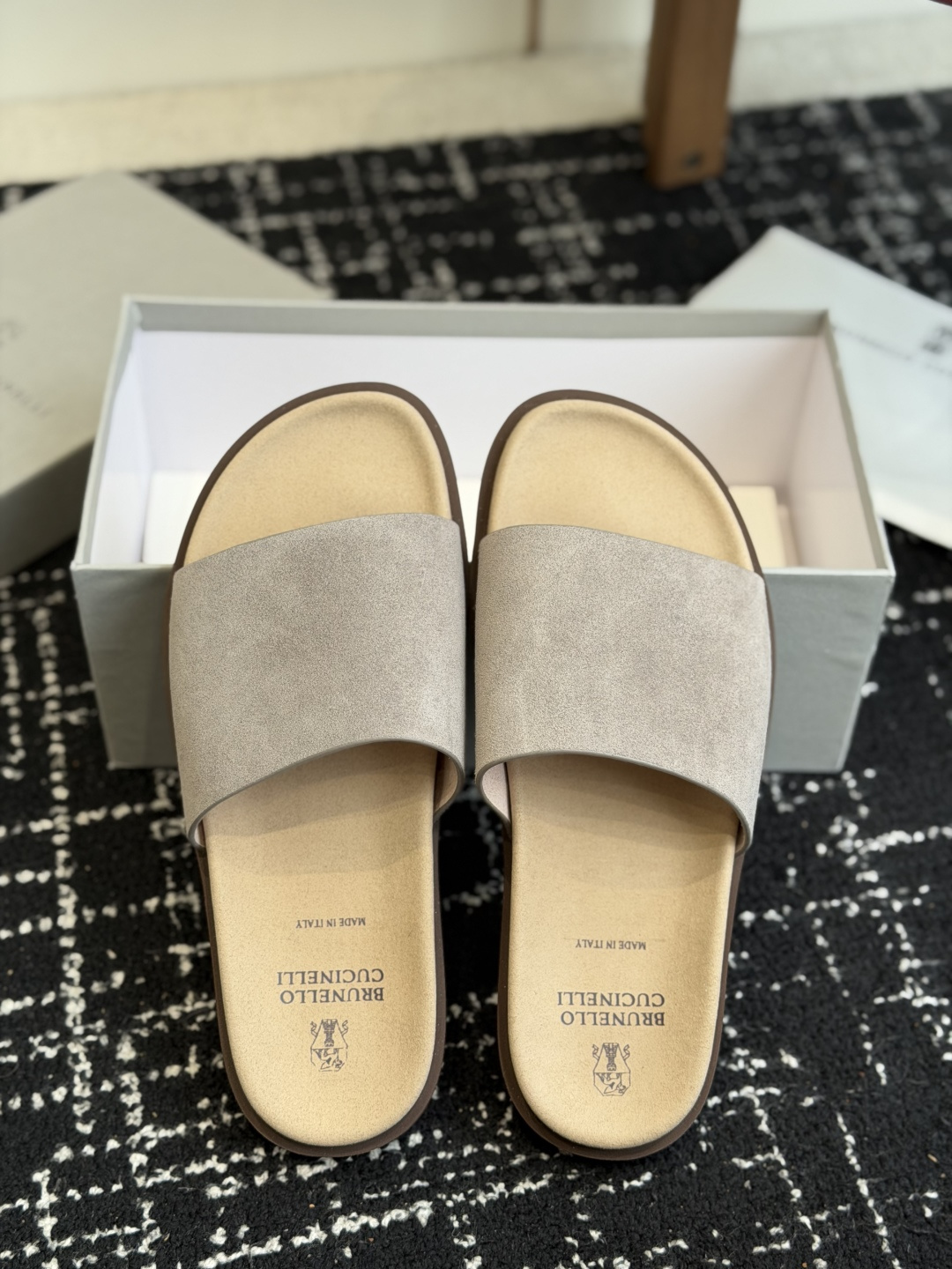 东莞代购级Brunello Cucinelli BC男士休闲凉拖鞋｜此款凉拖鞋鞋面料采用意大利进口荔枝纹