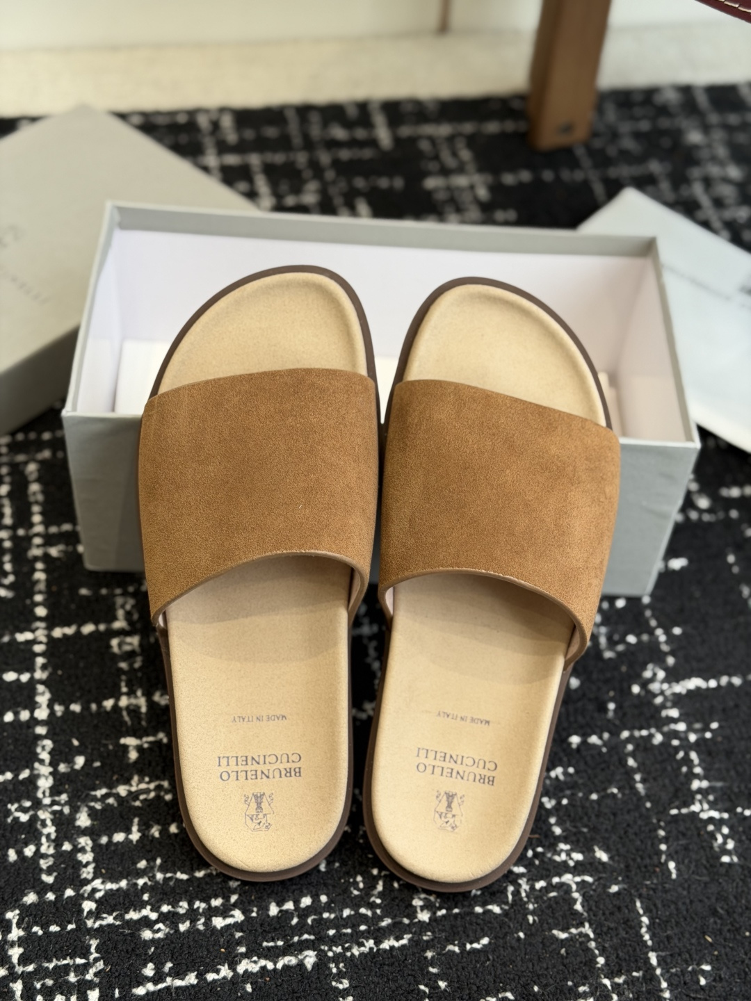 东莞代购级Brunello Cucinelli BC男士休闲凉拖鞋｜此款凉拖鞋鞋面料采用意大利进口荔枝纹
