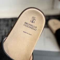 东莞代购级Brunello Cucinelli BC男士休闲凉拖鞋|此款凉拖鞋鞋面料采用意大利进口荔枝纹 东莞代购级Brunello Cucinelli BC男士休闲凉拖鞋|此款凉拖鞋鞋面料采用意大利进口荔枝纹