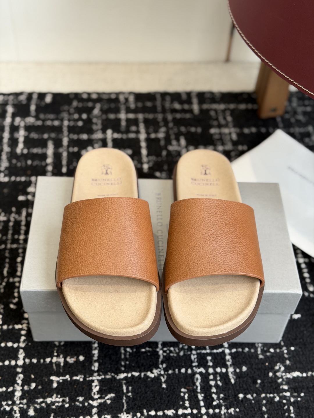 东莞代购级Brunello Cucinelli BC男士休闲凉拖鞋｜此款凉拖鞋鞋面料采用意大利进口荔枝纹