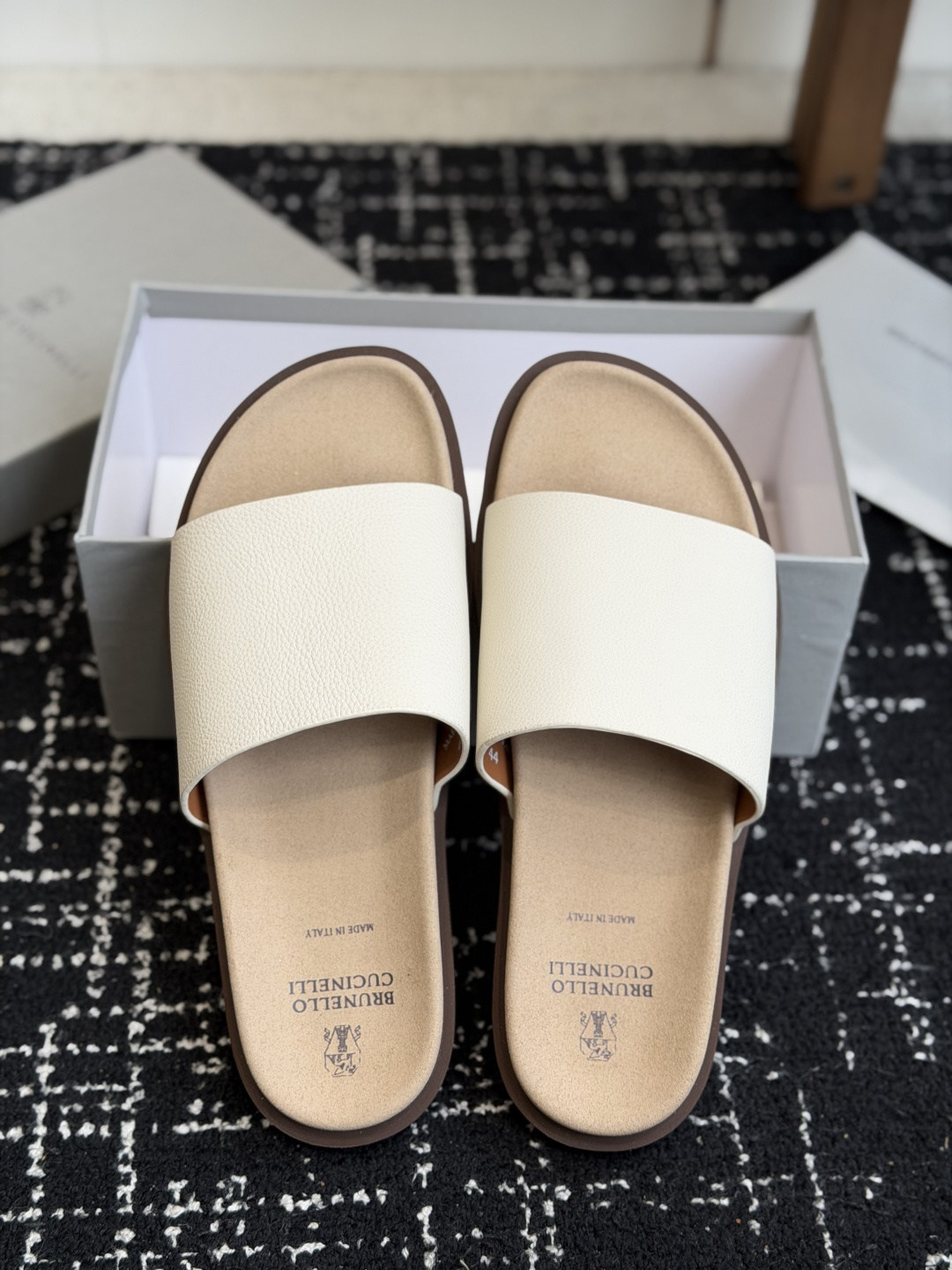东莞代购级Brunello Cucinelli BC男士休闲凉拖鞋｜此款凉拖鞋鞋面料采用意大利进口荔枝纹