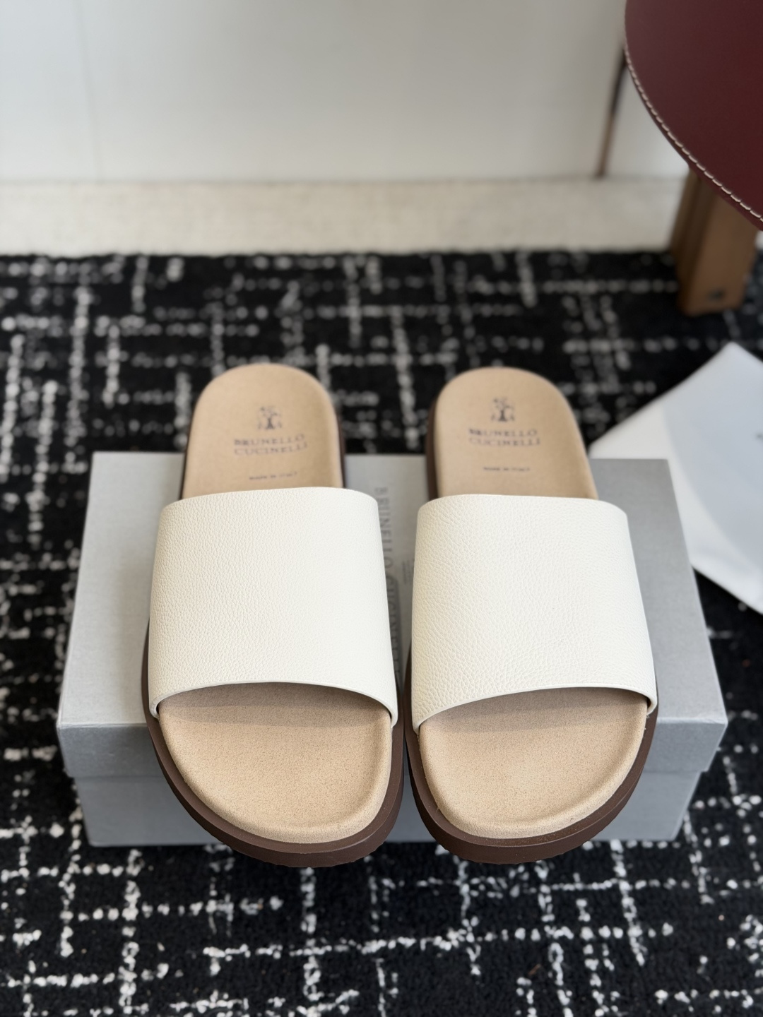 东莞代购级Brunello Cucinelli BC男士休闲凉拖鞋|此款凉拖鞋鞋面料采用意大利进口荔枝纹 东莞代购级Brunello Cucinelli BC男士休闲凉拖鞋|此款凉拖鞋鞋面料采用意大利进口荔枝纹