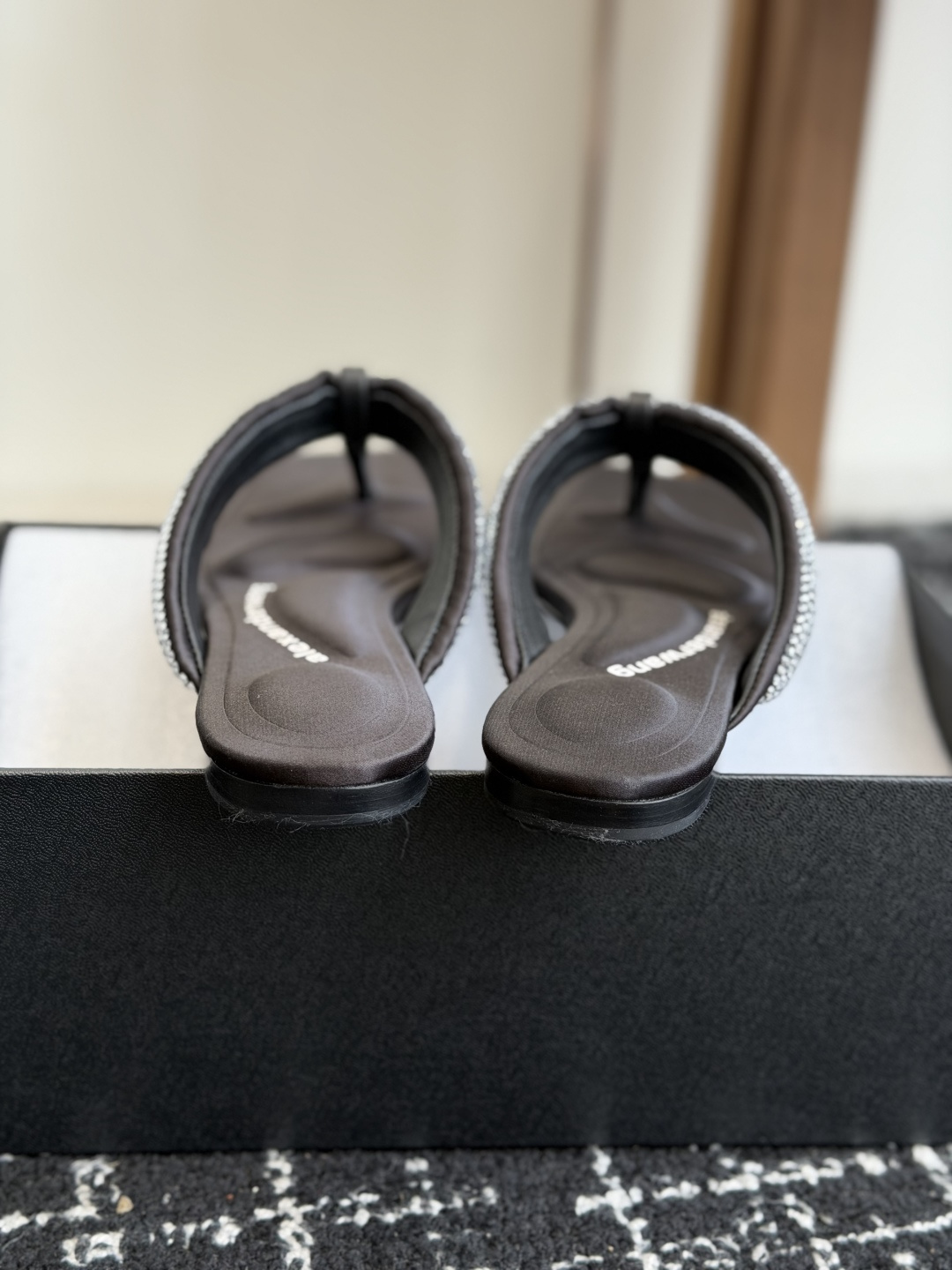 代购级Alexander Wang26ss夏季新款水钻方头夹趾人字拖夏日炸街神器,把随性与闪钻氛围感焊在 代购级Alexander Wang26ss夏季新款水钻方头夹趾人字拖夏日炸街神器,把随性与闪钻氛围感焊在
